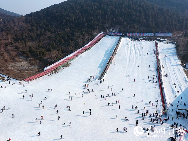 游客在督公山滑雪场体验冰雪运动。人民网记者 张玉峰摄